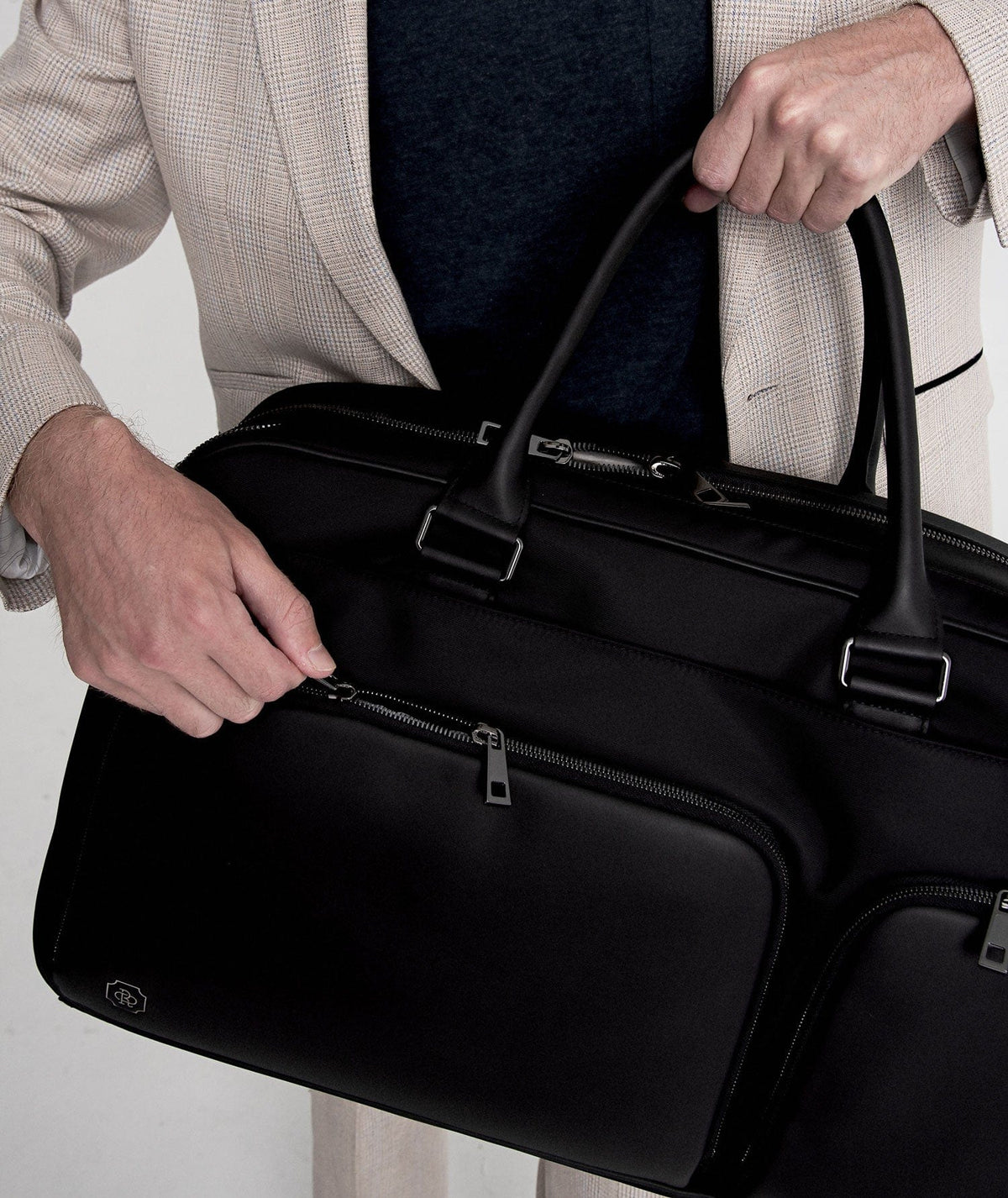 A hand reaching into the Kennedy's quick-access front pocket